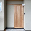 【施工写真のご紹介】玄関ドアの敷居石-黒御影とステンレスレール